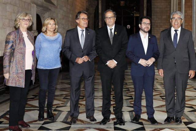 President Quim Torra and vice president Pere Aragonès with Irene Rigau, Joana Ortega, Artur Mas and Francesc Homs. ANDREU DALMAU / EFE