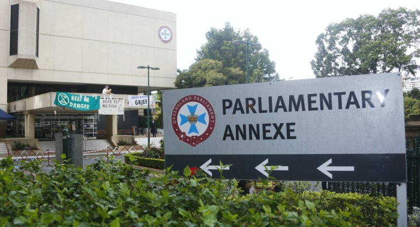 Protest on the roof of the parliamentary annexe