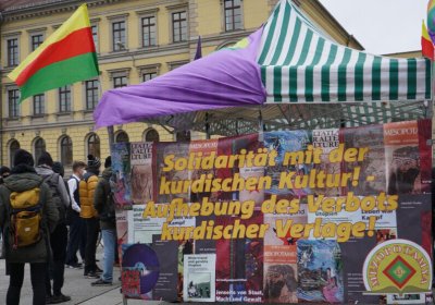 Protest outside the court. Photo: ANF English