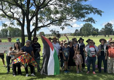 Flying kites in solidarity with the children of Gaza. Photo: Central West NSW for Palestine