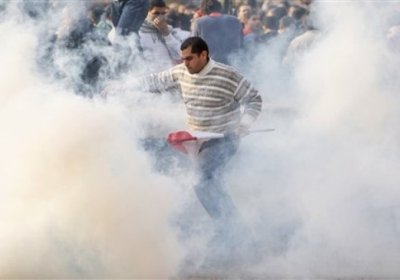 Egyptian protesters defy tear gas to demand the resignation of President Hosni Mubarak. Photo: Sudan