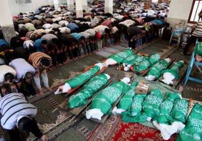 Palestinian mourners pray