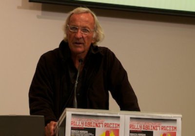 John Pilger addresses the April 23 public meeting in Sydney.