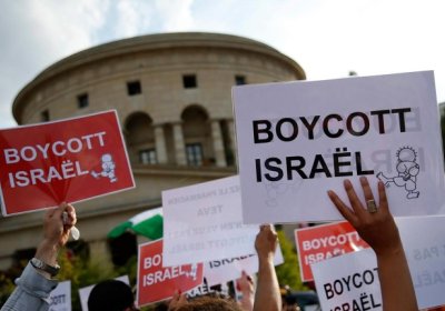 Protester with 'Boycott Israel' sign.