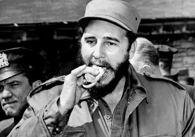 Fidel Castro eating a hotdog in New York