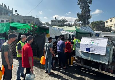 Queueing for water in Gaza