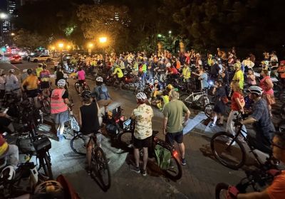 Gathering outside parliament at the end of the snap action