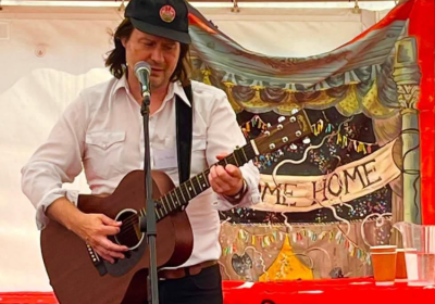 Les Thomas performing