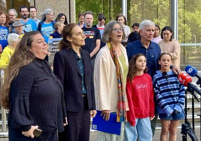 elaine johnson, anita o'hart, wendy wales, tony lonergan and ttheir grandchildren