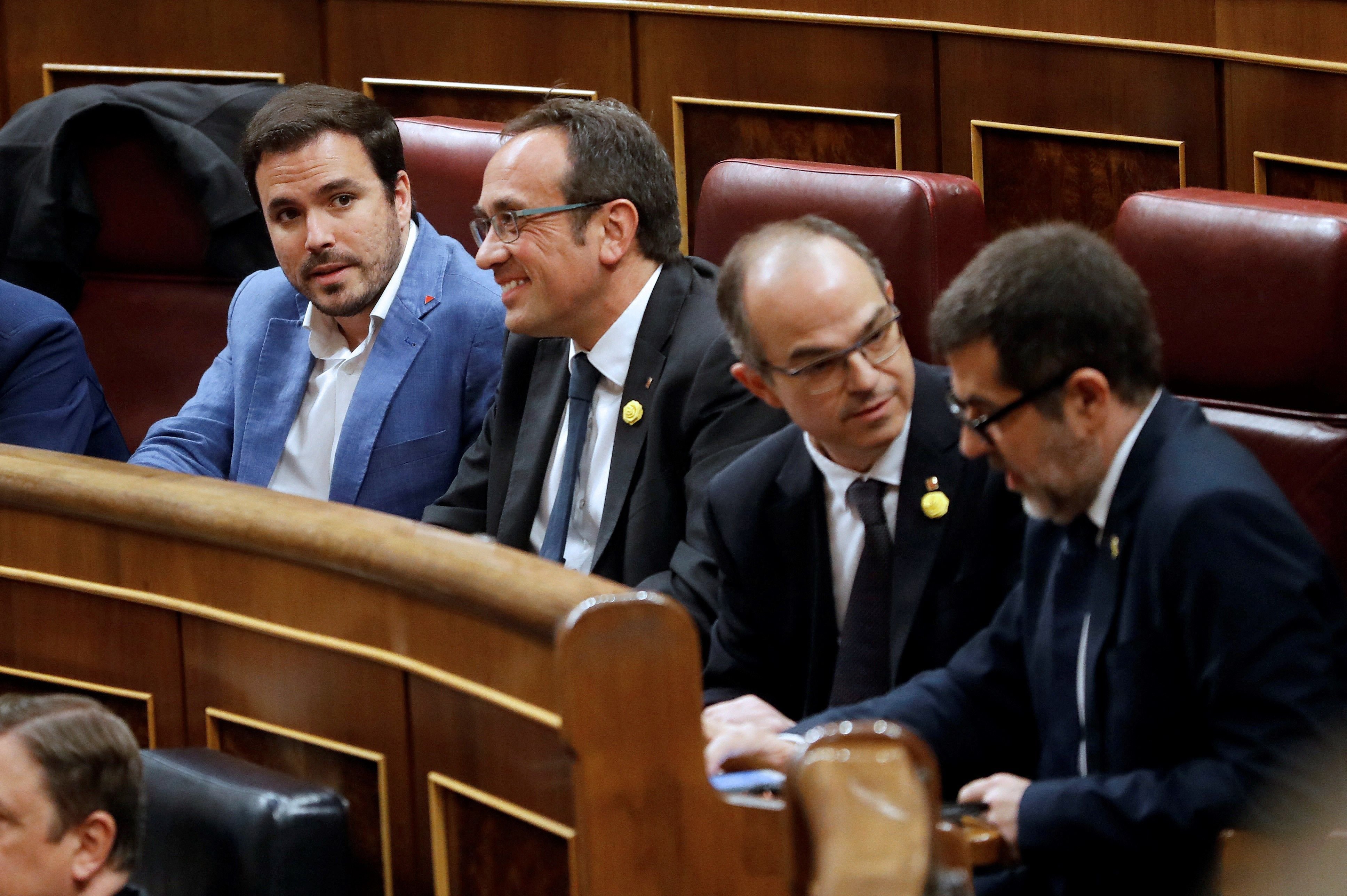 Catalan political prisoner MPs Josep Rull, Jordi Turull and Jordi Sànchez in the Spanish Congress, seated alongside Alberto Garzón of Unidas Podemos (left).