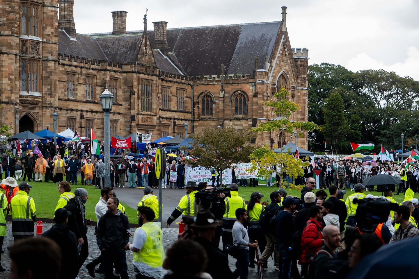 Palestine protesters outnumber small Zionist rally at the University of Sydney.